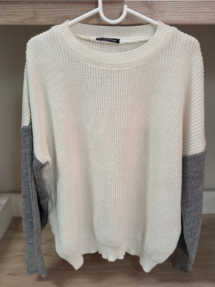 Gri Kollu Beyaz Örgü Kadın Kazak - Görsel 3