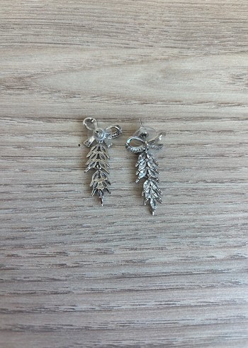 Mini İşlemeli Gri Payetli Küpe - Görsel 3