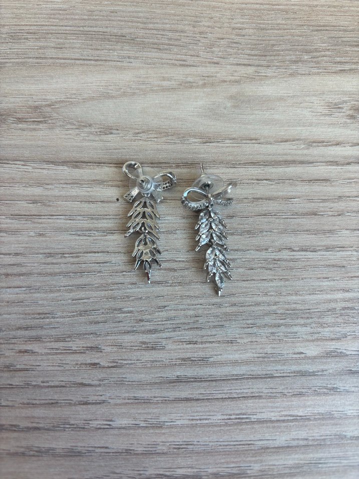 Mini İşlemeli Gri Payetli Küpe - Görsel 3