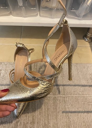 Altın Rengi Yılan Derisi Desenli Topuklu Ayakkabı - Görsel 2