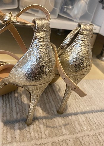 Altın Rengi Yılan Derisi Desenli Topuklu Ayakkabı - Görsel 3