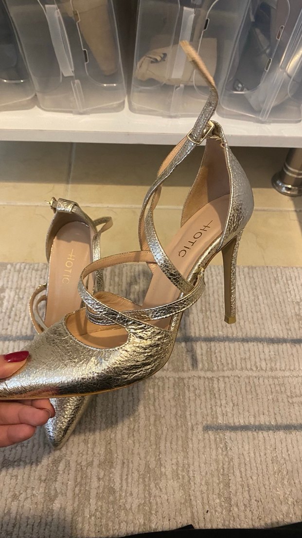 Altın Rengi Yılan Derisi Desenli Topuklu Ayakkabı - Görsel 2