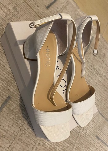 Beyaz Kemerli Topuklu Kadın Ayakkabı - Görsel 2