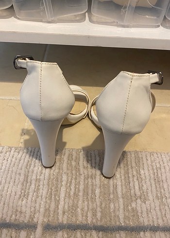 Beyaz Tokalı İnce Topuklu Kadın Abiye Ayakkabı - Görsel 3