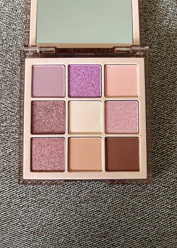 Huda Beauty nude light far paleti - Görsel 3