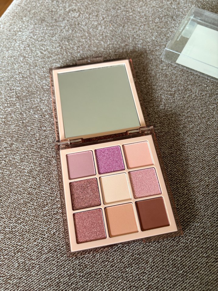 Huda Beauty nude light far paleti - Görsel 2