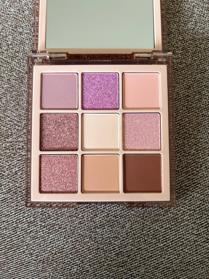 Huda Beauty nude light far paleti - Görsel 3