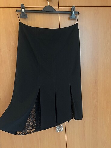 Zara Siyah yırtmaçlı dantelli etek