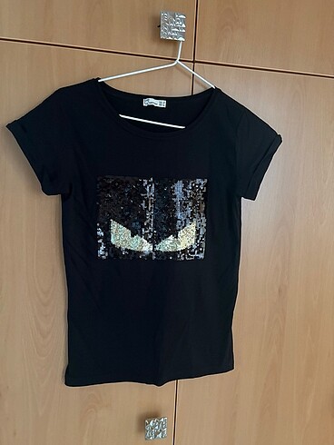 Siyah pullu t shirt