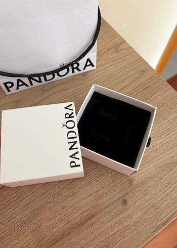 Beden Pandora Beyaz Hediye Kutusu ve Çantası