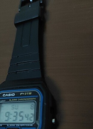 Casio Saat Siyah Ve Deri kordonu bir saat daha