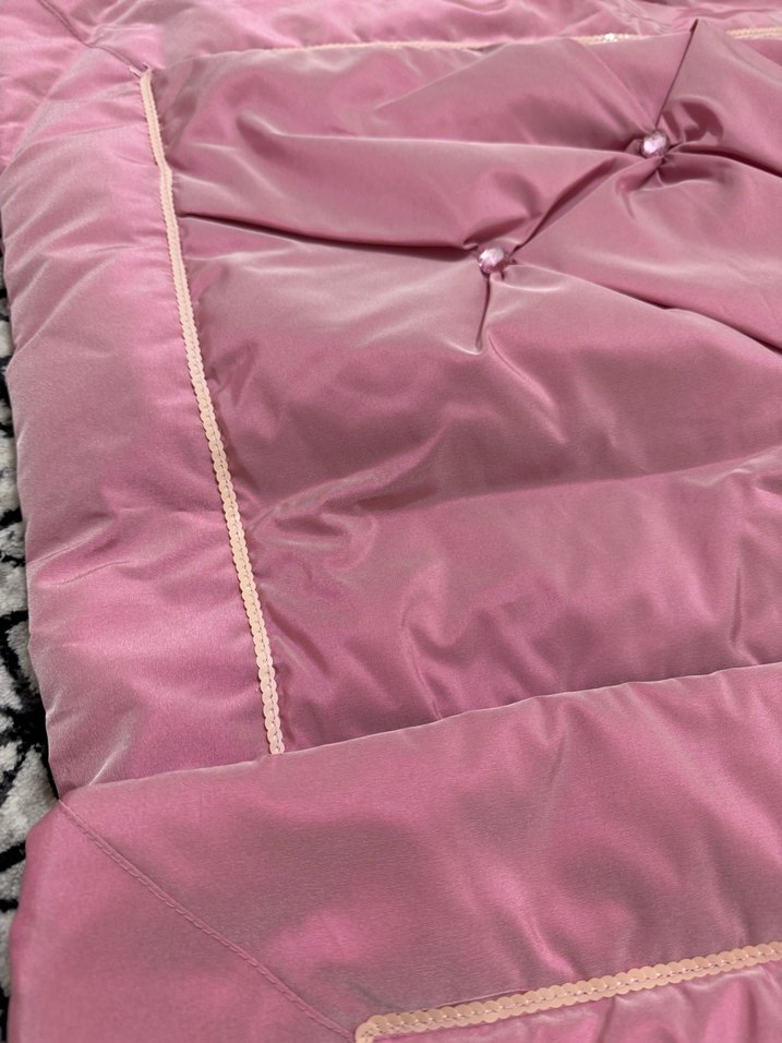 İşlemeli Pembe Parlak Yatak Örtüsü - Görsel 2