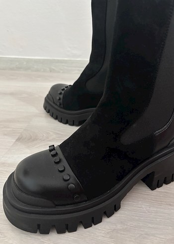 inci Siyah Süet detaylı Gotik Kadın Botları