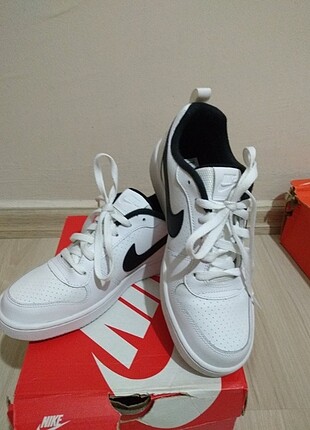 Nike beyaz spor ayakkabı.
