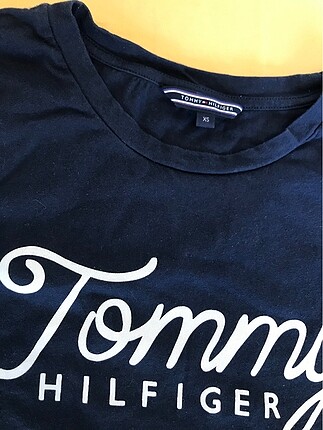Tommy Hilfiger Orjinal ürün TOMMY HILFIGER yazılı lacivert kısa kollu Tişört