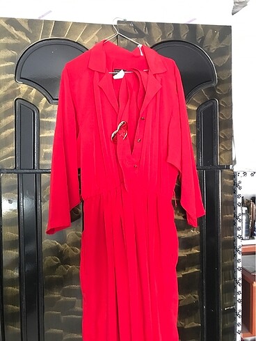 önü düğmeli kırmızı elbise