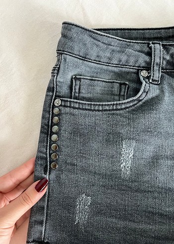 s Beden Gri Düğmeli Mini Kot Şort