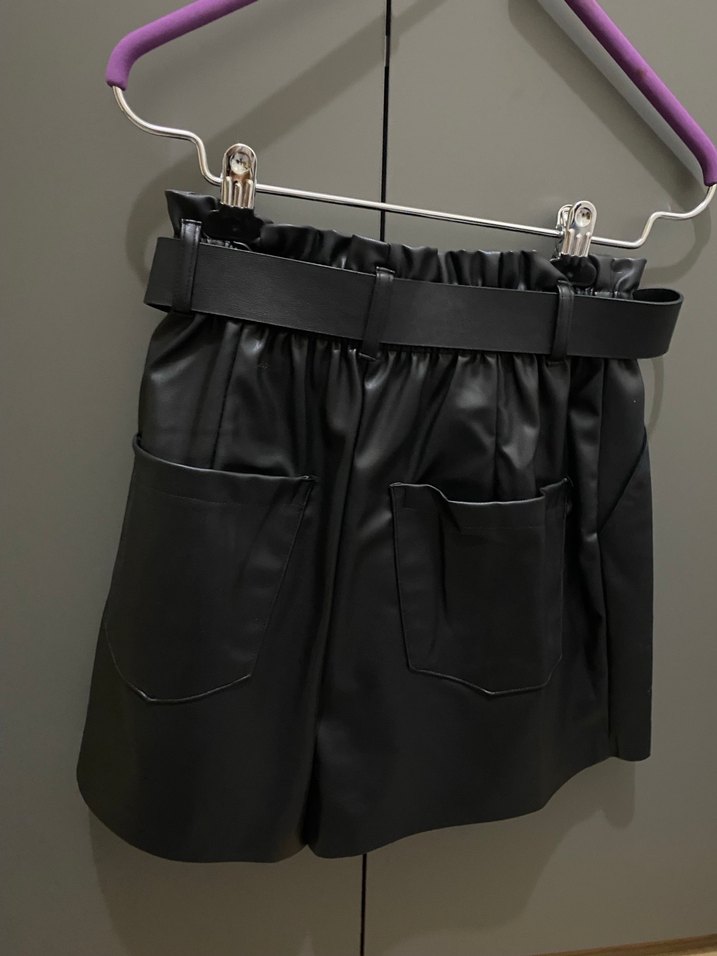Kemerli Siyah Deri Mini Şort - Görsel 3