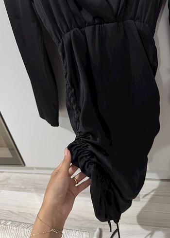 Zara Siyah Drapeli V Yakalı Midi Elbise