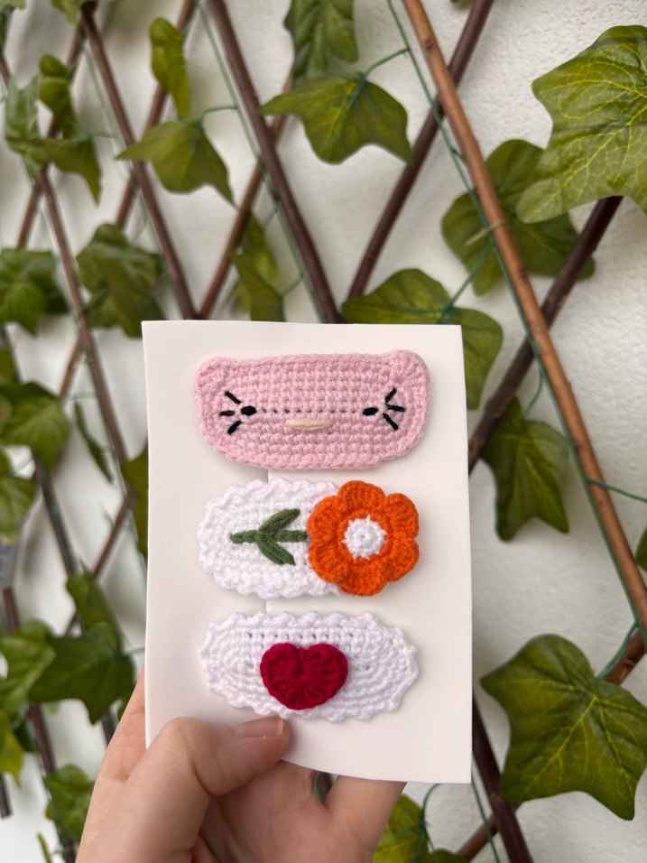 Çiçek Desenli Beyaz Çıtçıt Saç Tokası - Görsel 2