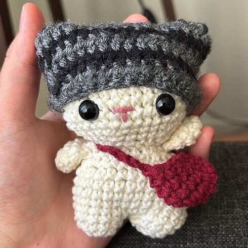 Beden sapkali amigurumi kedi
