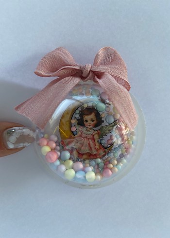 Pembe Fiyonk Detaylı Pastel Bebek Süsü