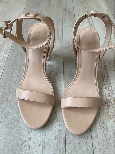 Bershka topuklu sandalet