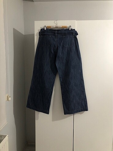 Kemer detaylı kot pantolon - Görsel 4