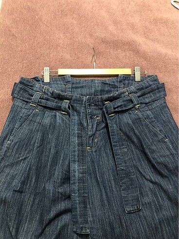 Kemer detaylı kot pantolon - Görsel 5