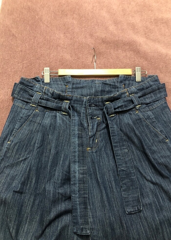 Kemer detaylı kot pantolon - Görsel 5