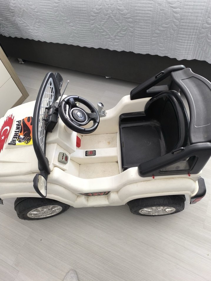 Beyaz Akülü Araba - Görsel 3