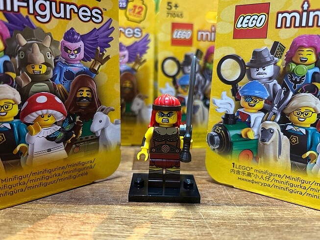 Diğer LEGO Series 25 Fierce Barbarian