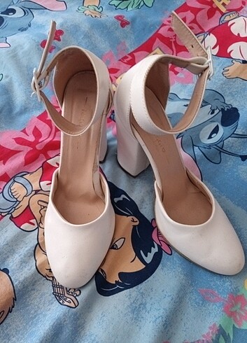 Beyaz topuklu ayakkabı 