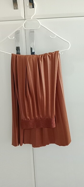 Deri görünümlü az pileli etek