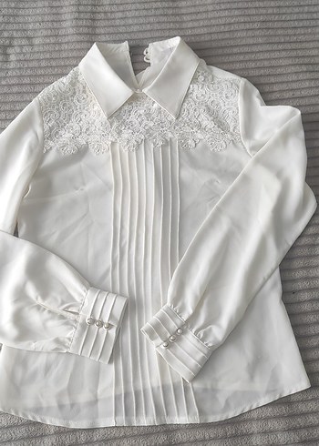 Zara Pilise Detaylı İşlemeli Beyaz Gömlek