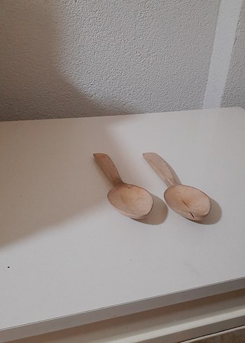 Beyaz Yüzey Üzerinde Ahşap Kaşık - Görsel 2