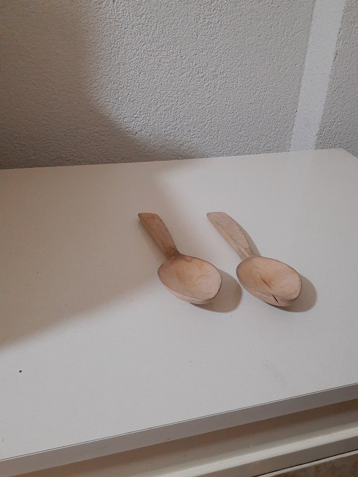 Beyaz Yüzey Üzerinde Ahşap Kaşık - Görsel 2