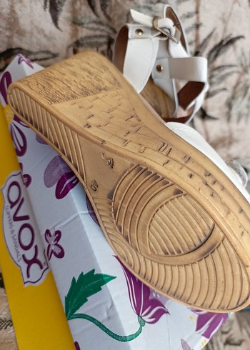 Beyaz Tokalı Dolgu Topuklu Kadın Sandalet - Görsel 4