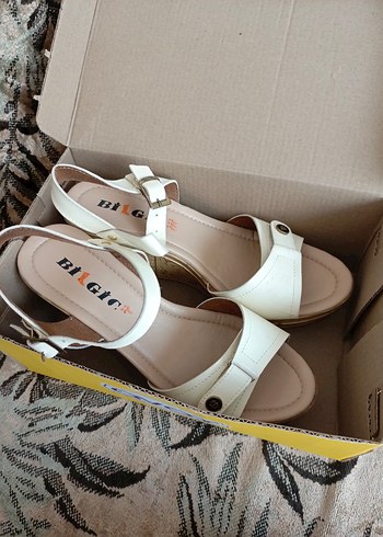 Beyaz Tokalı Dolgu Topuklu Kadın Sandalet - Görsel 3