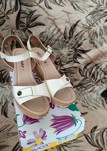 Beyaz Tokalı Dolgu Topuklu Kadın Sandalet - Görsel 2