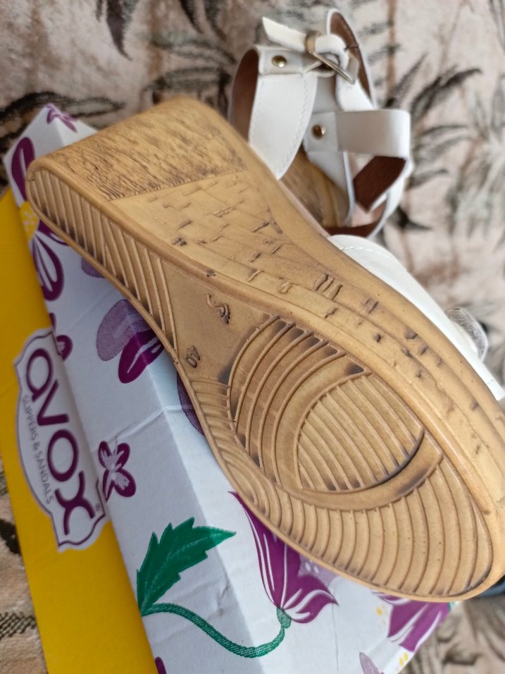 Beyaz Tokalı Dolgu Topuklu Kadın Sandalet - Görsel 4