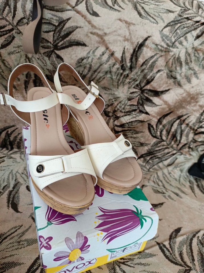 Beyaz Tokalı Dolgu Topuklu Kadın Sandalet - Görsel 2