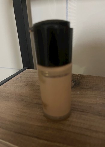 MAC Studio Radiance Koyu Bej Fondöten - Görsel 3
