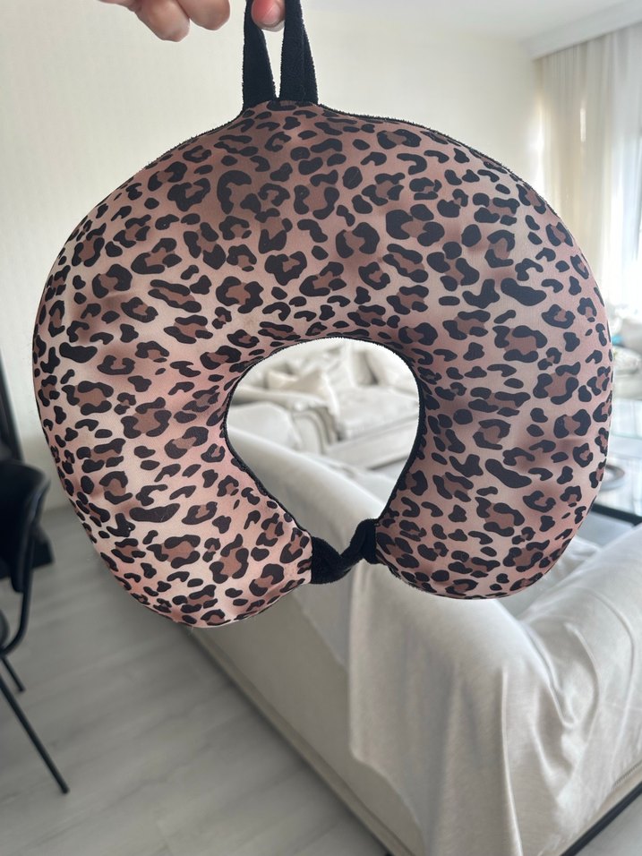 Çift Taraflı Leopar Desenli Boyun Yastığı - Görsel 3