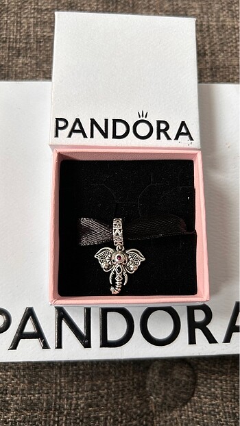 Pandora Taşlı fil charm
