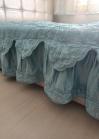 İşlemeli Parlak Mavi Yatak Örtüsü - Görsel 3