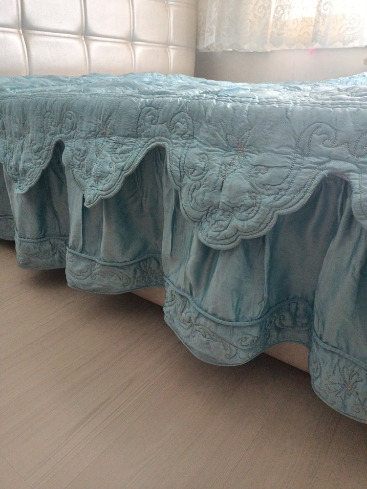 İşlemeli Parlak Mavi Yatak Örtüsü - Görsel 3