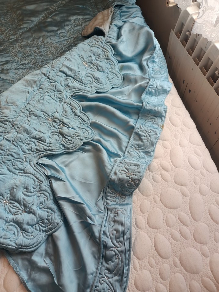 İşlemeli Parlak Mavi Yatak Örtüsü - Görsel 4