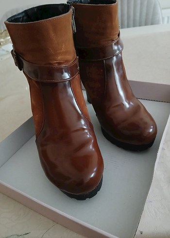 Kahverengi Deri Tokalı Topuklu Kadın Bot