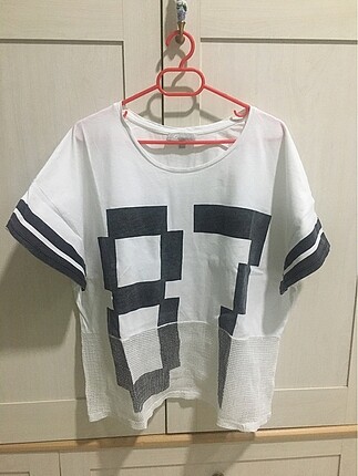 Fileli siyah beyaz tshirt